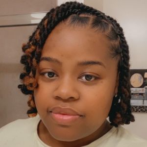 Meet your Posher, Alexis